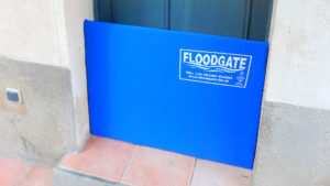 Une barière Floodgate bleu protège la porte d'une maison